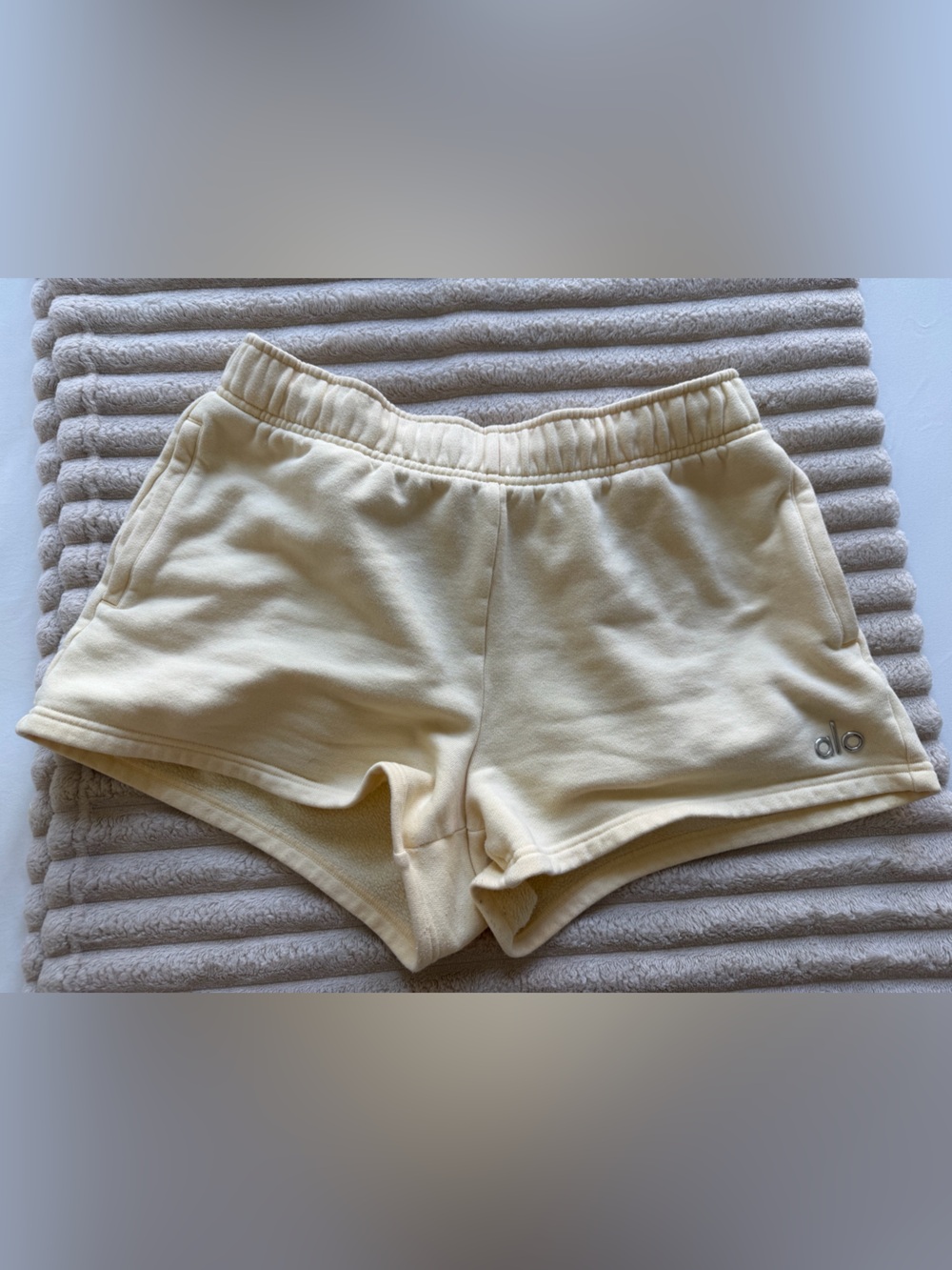 ALO yoga sweatshorts candlelight yellow